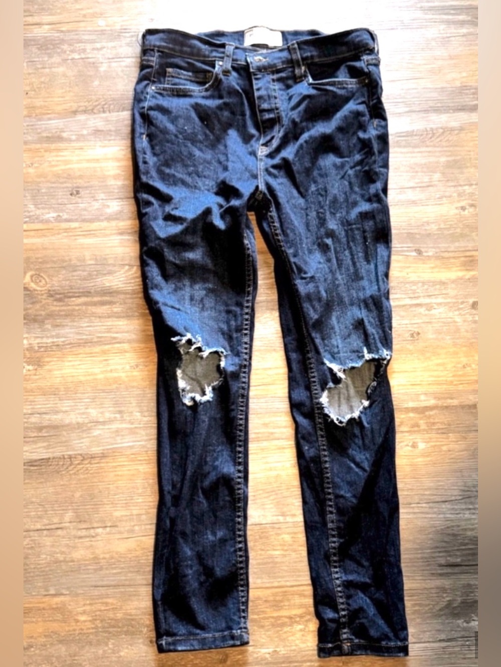 Free People distressed dark Wash skinny jeans size 29